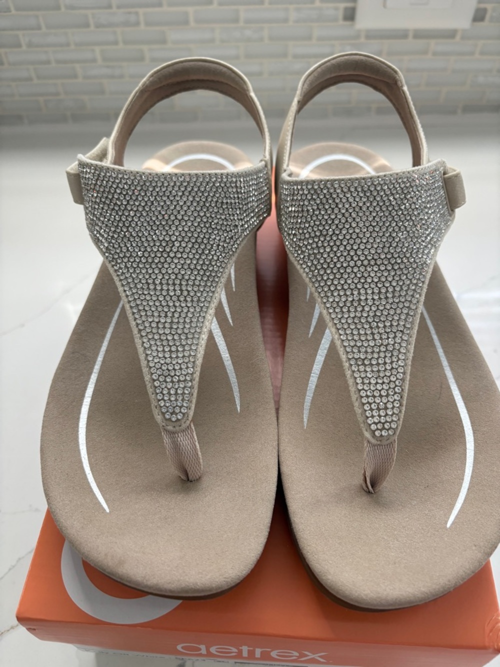 Women’s Aetrex Kelly off white sparkling thong sandals size 9/9.5. EU 40
$35